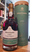 Chargez l'image dans la visionneuse de la galerie,Grahams 1997 Single Harvest Tawny Port vol. 0,75l Fl
n von Walnüssen, Tee und Tabak.