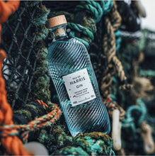 Laden Sie das Bild in den Galerie-Viewer, Isle of Harris scotch Gin 0,7l 45% vol. Flasche mit Algen outer hebrid sugar kelp