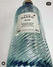 Laden Sie das Bild in den Galerie-Viewer, Isle of Harris scotch Gin 0,7l 45% vol. Flasche mit Algen outer hebrid sugar kelp