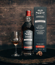 Laden Sie das Bild in den Galerie-Viewer, Old Perth cask strength 0,7l 58,6% vol. Nase Intensive Gewürze Gaumen Erdig, würziger Ingwer, Zimt.