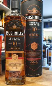 Bushmills Causeway Rare cask Collection 10y 0,7l 40% vol. Irish Whiskey 10 YEAR OLD CUVÉE CASK AUF DER SPUR VON LEGENDEN 10 YEAR OLD CUVÉE CASK: LIMITIERTER STÜCKZAHL –EXKLUSIV FÜR DEUTSCHLAND Der 10 Year Old Cuvée Cask besticht durch sein Raw-Cask-Finish und seine Fassstärke von 54,8 Vol.-%. Dieser Irish Single Malt wurde nicht kaltfiltriert und ist nur in limitierter Edition verfügbar.