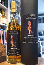 Laden Sie das Bild in den Galerie-Viewer, The Stillman´s Whisky Arwen Benriach 8y 0,7l 55,3% vol.#144 sherry but 2013 2021 Fassabfüllung Single cask Fassstärke unverdünnt, ungefärbt, ungefiltert.   limitiert auf 224 Flaschen  Das große Sherry-Butt tut dem Whisky gut und gibt eine harmonische Balance. Besonders bei jungen Sherryfassreifungen, wird oft zu dick aufgetragen. ARWEN ist anders und KEINE Sherry-Bombe wie manche SFTC von Edradauer oder Glengoyne.
