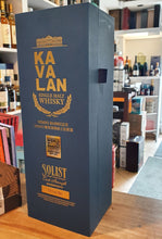 Laden Sie das Bild in den Galerie-Viewer, Kavalan Solist Vinho Barrique 2021 0,7l 57,8% cask Taiwan Whisky 4075A Eckig bs
