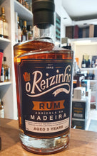 Laden Sie das Bild in den Galerie-Viewer, O REIZINHO 3y Madeira 0,7l 45% vol. Rum reifte in Fässern, die vorher mit Madeira
