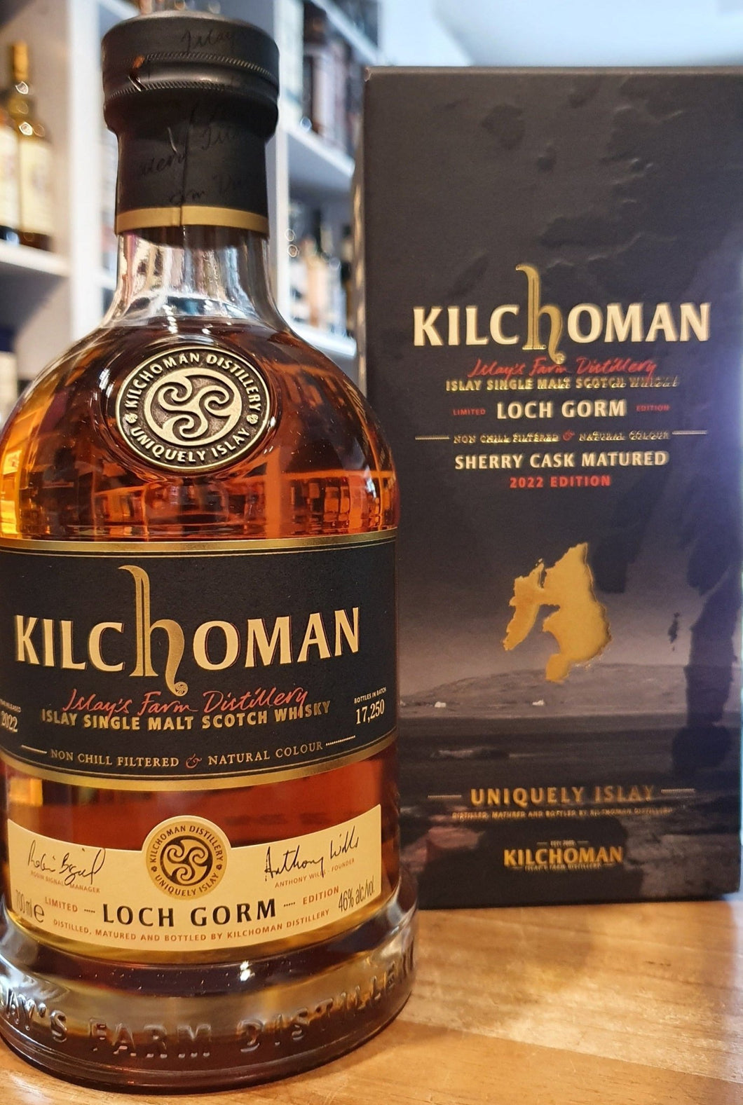 Kilchoman Whisky Loch Gorm 2022 100% Sherry Fassgelagerter Islay Schottland single malt scotch whisky 0.7l 46 % 50ppm   streng limitiert für D auf ca 2400 Flaschen. insgesamt ca 17.250 Flaschen.   Die Loch Gorm Limited Edition 2022 wurde in Oloroso-Sherry-Fässern gereift, die von der renommierten Bodega Jose y Miguel Martin stammen, von der auch Glenfarclas ihre berühmten Sherry-Fässer bezieht