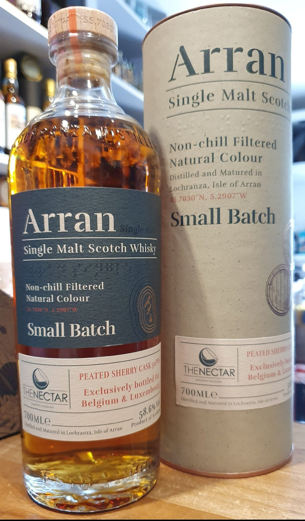 Arran Peated Sherry Cask 0,7l 58,6% vol.  Whisky Single Malt in kleiner Auflage extra Benelux-Länder limitiert abgefüllt.limited   intensiver Sherry-Charakter mit leichten Raucharomen.  Aromen wie Zitrustöne, getrockneten Früchten, Kräuter und Rauchakzente. 