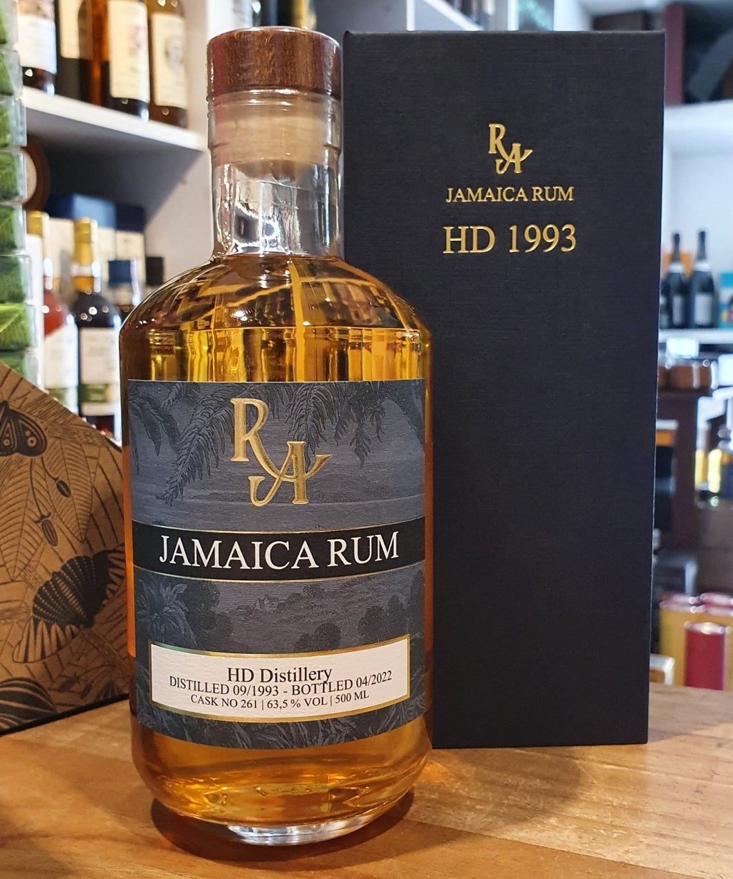 RA Jamaica HD 29y 1993 2022 Hampden Dist. 63,5% 0,5l Single cask Rum Artesanal #261 limitiert auf 168 Flaschen weltweit. Diese Einzelfassabfüllung reifte 29 Jahre, die meiste Zeit davon unter kontinentalklimatischen Bedingungen, in einem amerikanischem Weißeichen Fass. Auch wenn dieser Rum in einer nicht genannten Brennerei destilliert wurde, dürfte jeder Rum Kenner wissen welche Destille bei dem Kürzel HD gemeint ist. Der Single Cask Rum