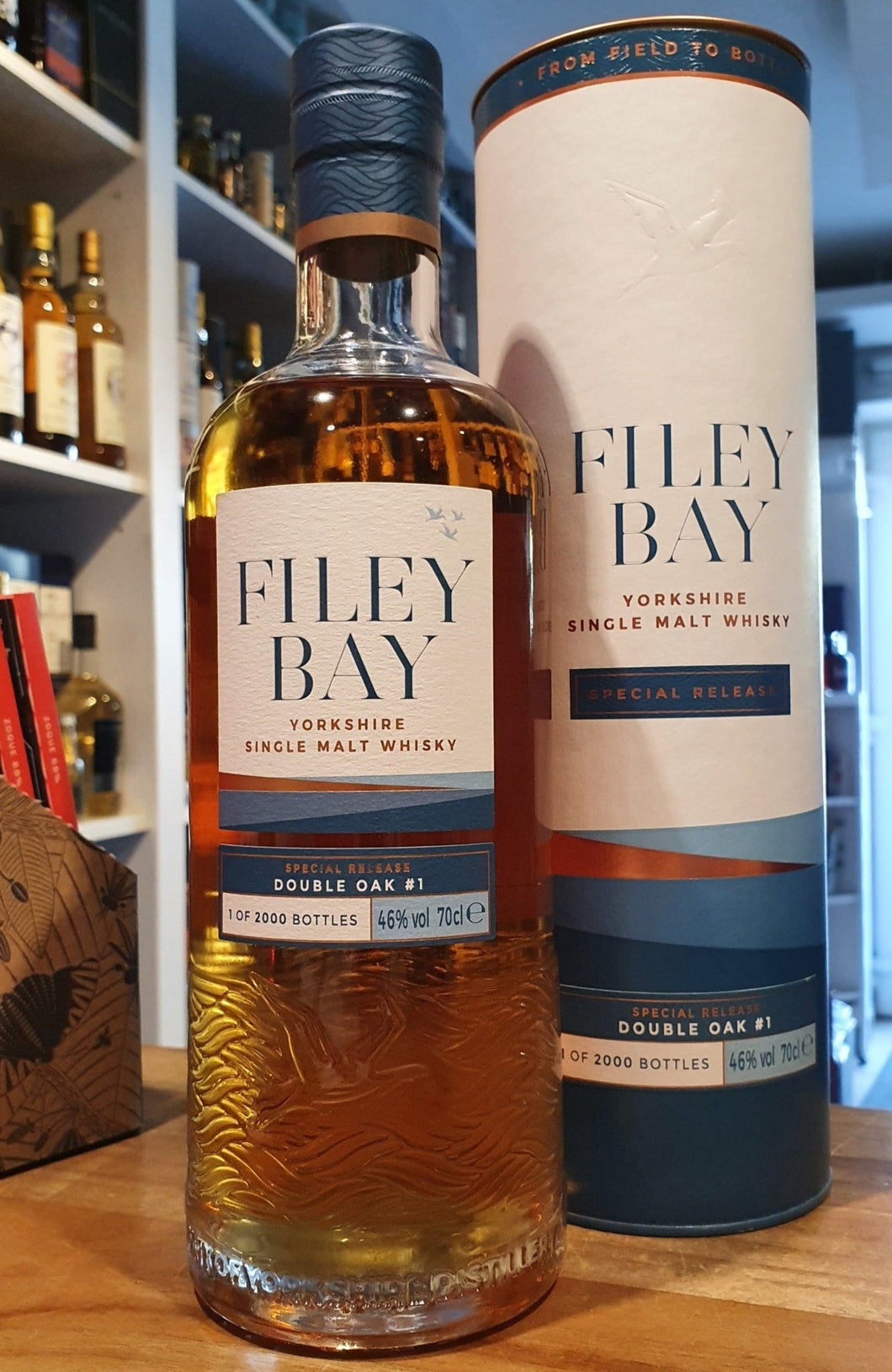 Filey Bay double oak batch 1 Yorkshire Whisky single malt 0,7l 46 % vol. 5y first fill american bourbon,  9m virgin oak  limitiert auf 480 fl in D von 2000fl    Gaumen: fruchtig und würzig , Sahnesoda, Bananenbrot, Ananasbonbons gerösteter Eiche.  Vanille- und Toffee-Aromen in schöner Harmonie  Ein special Release von Spirits of Yorkshire: Ein unverwechselbarer und ungewöhnlicher Single Malt, Reifung Single Malt Whiskys in Ex-Bourbon- Eichenfässern 
