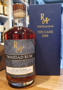 RA Trinidad 2008 2022 14y Winter 0,5l 58,2%vol. single cask Rum Artesanal #257 Destillerie Ten Cane Distillery limitiert auf 265 Flaschen Nase. Ein wenig Rauch, Bitterschokolade, etwas Holz, etwas Kleber, Leder, Pflaume und Kirsche. Nach einer halben Stunde kommt noch Teig dazu und die Kirsche ist allgegenwärtig. Gaumen: klasse und der Alkohol ist super eingebunden. Es gab Abfüllungen, wo der Alkohol nicht so gut eingebunden war. Teer Fahrradreifen dreckigen Abgang: lange präsent, Kirsche.