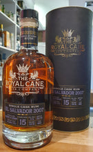 Laden Sie das Bild in den Galerie-Viewer, Royal Cane El Salvador 2007 0,7l 51%vol. Rum single cask Distillery: Ingenio La Cabaña - 15 years - Cask: American white oak Column still Molasses   limitiert auf 310 Flaschen  Nase: intensive Aromen von Panela, Kokosnuss, dunklem Karamell, gebrannten Mandeln und Walnuss.   Gaumen: begeistern Einschläge von Cola, Karamell, gerösteter Kokosnuss, Mandeln und Rohrzucker bei einer samtig mittellang nussig gerösteter Kaffee, Pfeffer, Menthol, Sandelholz.   Der 15-jährige 
