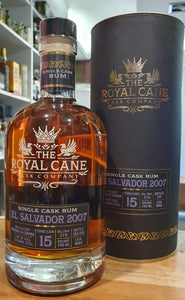 Royal Cane El Salvador 2007 0,7l 51%vol. Rum single cask Distillery: Ingenio La Cabaña - 15 years - Cask: American white oak Column still Molasses   limitiert auf 310 Flaschen  Nase: intensive Aromen von Panela, Kokosnuss, dunklem Karamell, gebrannten Mandeln und Walnuss.   Gaumen: begeistern Einschläge von Cola, Karamell, gerösteter Kokosnuss, Mandeln und Rohrzucker bei einer samtig mittellang nussig gerösteter Kaffee, Pfeffer, Menthol, Sandelholz.   Der 15-jährige 