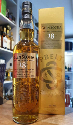 ALTE AUSFÜHRUNG !  Glen scotia 18y 0,7l 46%vol. GePa Schottland Campbeltown Refill Bourbon Barrels und American Oak Hogsheads; Finished in Oloroso Sherry Casks   Nase: Crisp saltiness, perfumed floral notes and thick sweet toffee.   Gaumen: aromatic, spicy, Rich deep vanilla fruit flavours, apricot and pineapple, plump sultana.    Abgang: Long and dry with gentle warming spice.