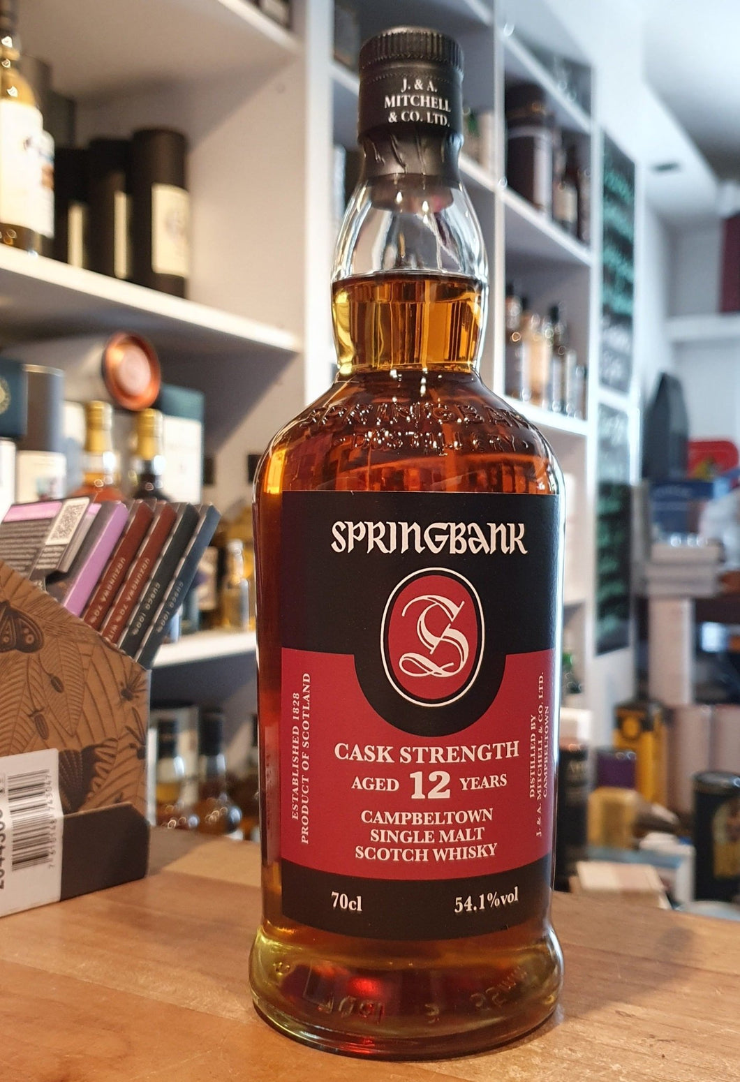Springbank 12y Cask Strength 2023 o.Dose 0,7l 54,1% vol. Schottland Campbeltown  60 % Ex-Bourbon und 40 % Sherryfässer  LIMITED EDITION Cask   Nase Toffee apple sweetness kicks off this cask strength whisky, along with notes of parma ham, hazelnut and marzipan.Icon Geschmack  Gaumen  The palate introduces soft peat smoke and notes of morello cherries and aniseed, creamy mouth feelreminiscent cusard creams. Icon coastal influence emerges brine, oil salted caramel, persistent peat smoke.