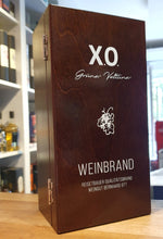 Chargez l&#39;image dans la visionneuse de la galerie,Reisetbauer XO Weinbrand grüner Veltiner 0,7l 43% vol. mit Holz klapp Kiste
