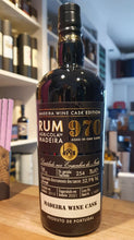 Načtěte obrázek do prohlížeče galerie,Engenhos 970 Rum Wine cask 2015 Agricola da Madeira 2021 #254 0,7l 52,9% vol.  Single Cask Edition limited Edition  non chill-filtered, Engenhos Do Norte ungefiltert ungefärbt unverdünnt 
