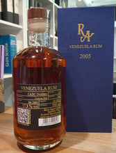 Laden Sie das Bild in den Galerie-Viewer, RA Venezuela CADC 2005 2022 Winter 17y 0,5l 57.8%vol. Single cask Rum Artesanal #67  limitiert auf 342
