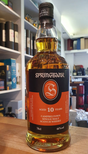 LETZTE 4  FLASCHEN  Springbank 10y 2023 0,7l 46% vol. Schottland Campbeltown 60% Bourbon, 40% Sherry Casks   Nose: Orchard fruit (pear) with a hint of peat, vanilla and malt.  Taste: Malt, oak, spice, nutmeg and cinnamon, vanilla essence.  Finish: Sweet, with a lingering salty tingle.