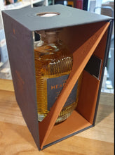 Laden Sie das Bild in den Galerie-Viewer, The Hearach Harris 2024 Batch 9 Whisky 0,7l 46 % vol. Single malt outer hybrid

