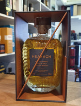 Laden Sie das Bild in den Galerie-Viewer, The Hearach Harris 2024 Batch 9 Whisky 0,7l 46 % vol. Single malt outer hybrid
