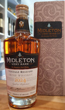 Load image into Gallery viewer, Midleton Very Rare Irish Whiskey  Vintage 2024 0,7l 40% vol. Irish Whiskey  es werden hierfür jedes Jahr die besten Single Pot Still und Grain Whiskeys der Midleton Distillerie verwendet, alle werden gelagert in leicht angekohlten amerikanischen Bourbon-Fässern
