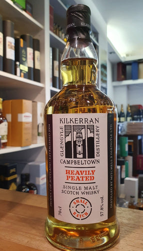 Kilkerran Heavily Peated 2024 Batch 10  0,7l 57,8 %vol. o.Dose Campbeltown Limited Edition 90 % Bourbon Casks, 10 % Sherry Casks       Nase: A sweet introduction, there are notes of icing sugar, crème brulee and custard.  Gaumen:  The peat smoke is soft and sweet, with notes of toasted marshmallows typical of the Kilkerran Heavily Peated range. Hints of gooseberries and parma violets develop over time.  Abgang: The sweetness lingers in the finish in notes of orange pulp.