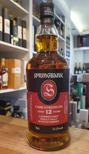Carica l&#39;immagine nel visualizzatore di Gallery, Springbank 12y 2024 cask strength o.Dose 0,7l 57,2% vol. Schottland Campbeltown  70 % Bourbon &amp; 30 % Sherry Casks Ex-Bourbon und Sherryfässer limited Edition cask


Nase: This year’s 12 year old cask strength kicks off with notes of marzipan, smoked meats, and a smokiness akin to burnt matches.

Gaumen:  The smoky, earthy note continues on the palate and a nuttiness is introduced in notes of pistachios. Notes of caramelized brown sugar, prunes and custard round out this dram.

Abgang: A sea salt note emerge
