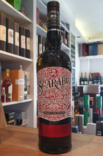 Laden Sie das Bild in den Galerie-Viewer, Scarabus Sherry Cask Edition Whisky single malt 0,7l  46% vol.  Sonder Edition ! 
German exlusive !  First Exclusive Edition

Typischer Islay Peat harmoniert mit schokoladiger Süße und einem fruchtigen Finish.

Nase: Islay peat smoke, dark berries  sea salt 

Gaumen: warming leather chocolate sweetness 

Abgang a rich lingering, fruity finish.
