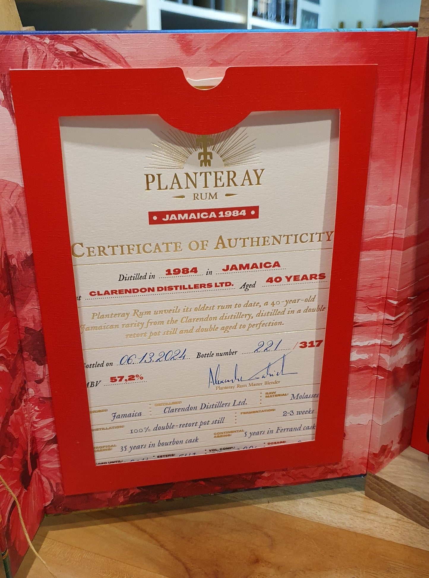 Planteray 40y 1984 2024 0,7l 57,2 % vol. single cask Rum Plantation Destillerie&nbsp; Jamaica Clarendon Distillery 1984 MMW Melasse Vendome Pot Still  limitiert auf 317 fl. weltweit, &nbsp;Deutschland 20 Fl Ö 16 BE 18&nbsp; persönlich signiert von Master Blender Alexandre Gabriel Fass: #x&nbsp; Esters: 543&nbsp; &nbsp;VC: x&nbsp; Dosage: 0 g  Nase:&nbsp; komplex, leicht rauchig, fruchtig, kräutrig, saure Noten, Vanille, süße Banane  Gaumen: trocken, blumig, fruchtig Rosenwasser, Birnen, weißen Trauben, Apri