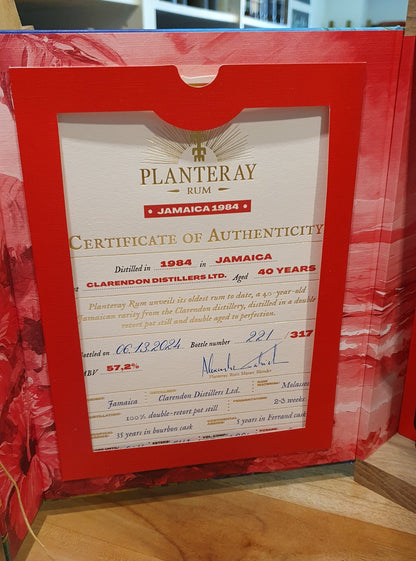 Planteray 40y 1984 2024 0,7l 57,2 % vol. single cask Rum Plantation Destillerie&nbsp; Jamaica Clarendon Distillery 1984 MMW Melasse Vendome Pot Still  limitiert auf 317 fl. weltweit, &nbsp;Deutschland 20 Fl Ö 16 BE 18&nbsp; persönlich signiert von Master Blender Alexandre Gabriel Fass: #x&nbsp; Esters: 543&nbsp; &nbsp;VC: x&nbsp; Dosage: 0 g  Nase:&nbsp; komplex, leicht rauchig, fruchtig, kräutrig, saure Noten, Vanille, süße Banane  Gaumen: trocken, blumig, fruchtig Rosenwasser, Birnen, weißen Trauben, Apri