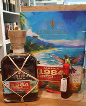 Chargez l&#39;image dans la visionneuse de la galerie,Planteray 40y 1984 2024 0,7l 57,2 % vol. single cask Rum Plantation Destillerie&nbsp; Jamaica Clarendon Distillery 1984 MMW Melasse Vendome Pot Still  limitiert auf 317 fl. weltweit, &nbsp;Deutschland 20 Fl Ö 16 BE 18&nbsp; persönlich signiert von Master Blender Alexandre Gabriel Fass: #x&nbsp; Esters: 543&nbsp; &nbsp;VC: x&nbsp; Dosage: 0 g  Nase:&nbsp; komplex, leicht rauchig, fruchtig, kräutrig, saure Noten, Vanille, süße Banane  Gaumen: trocken, blumig, fruchtig Rosenwasser, Birnen, weißen Trauben, Apri
