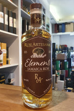 Laden Sie das Bild in den Galerie-Viewer, RA Artesanal Burkes Elements III 2024 Erde Madeira limited 0,7l 56,9% vol. Rum
