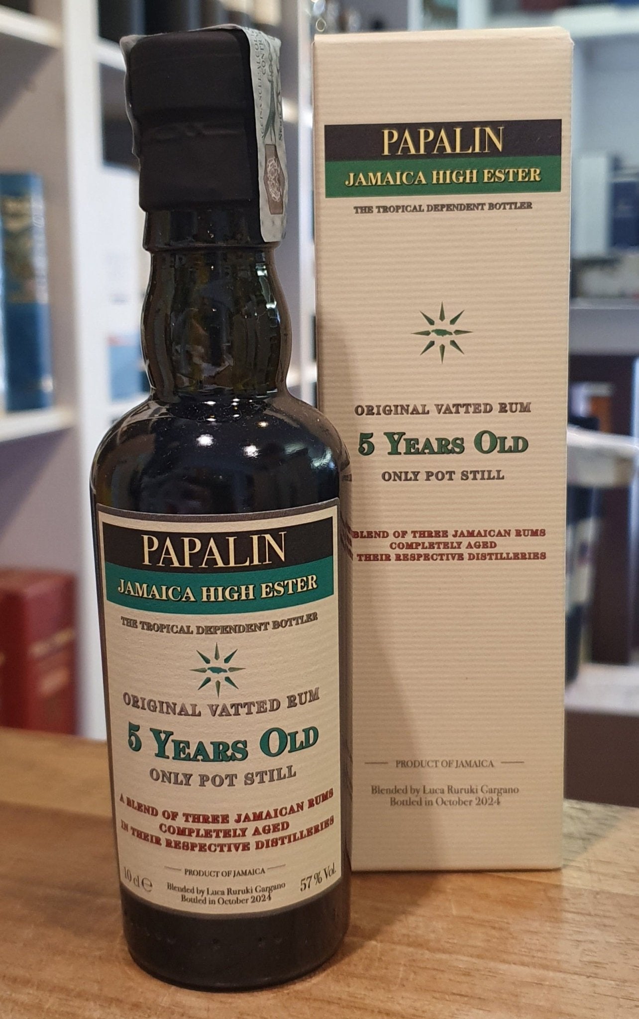 alt
Velier Papalin Jamaica MINI 2024 High Ester Overproof 5y rum 0,1l 57 % Velier zelený