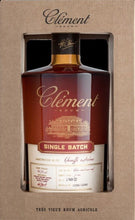 Chargez l&#39;image dans la visionneuse de la galerie,Clement Single batch 5y chauffe extreme 46,9% vol. 0,7l rum Rhum de Antilles in GPClement Single batch 5y chauffe extreme 46,9% vol. 0,7l rum Rhum de Antilles in GP  limitiert auf 12000 Flaschen   Nase: &nbsp;Kaffee, rauchigen Aromen, fruchtig  Gaumen: aromatische Komplexität, Kaffee, Zimt, kandierte Früchten&nbsp;  Abgang: Hauch von Lakritz
