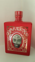 Načtěte obrázek do prohlížeče galerie,Amuerte Coca Leaf Gin red Edition 0.7l 43% Flasche limitierte Edition
