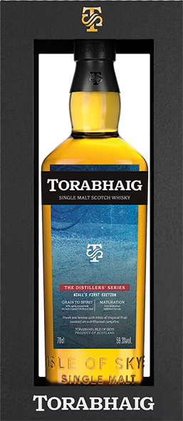Torabhaig Niall first edition The distillers series 0,7l 59,3 % vol. mit GP Whisky sky single malt

90% getorftes Malz,&nbsp;5% dunkles Kristallmalz,&nbsp;5% braunes Malz
Reifung First Fill Bourbon-Fässer Refill Rum-Fässer