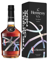 Chargez l&#39;image dans la visionneuse de la galerie,Hennessy V.S. NBA Season 3 Edition MIT GESCHENK Packung  Cognac 0,7l 40% vol.
