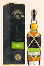 Načtěte obrázek do prohlížeče galerie,Plantation Trinidad 2008 2022 Sauvignon blanc Cask 9M XO 0,7l 48,1 % vol. single cask Rum , Trinidad Distillers, Melasse  limitiert  Ester: 31 VC: 70 Dosage: 0   Nase: Fresh and fragrant, it starts with fruity, flowery and grassy notes on citrus, honey, broom, hop and black currant bud. It then evolves on spicy and woody notes of vanilla, pepper, curry, box tree and nuts.  Gaumen: Sweet and delicate on banana, passion fruit and gooseberry jam with green apple and green pepper.
