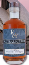 Load image into Gallery viewer, RA Rum Australian 2007 2022 Winter 0,5l 67,5% vol. singl cask Rum Artesanal Australien  Limitiert auf 370 Flaschen.   Nase: feine Noten von etwas Zitrus, reifen Pfirsich, Aprikose, Leder und Tabak. Nach einer Zeit im Glas kommen Noten von Vanille und Eiche dazu. Die Präsenz in der Nase ist atemberaubend,   Gaumen: mit denselben Noten, die schon in der Nase vorhanden waren.  Abgang: sehr langanhaltend mit einer feinen Süße, Holz, Leder und viel Kräutern. Down Under – wir lieben Dich!
