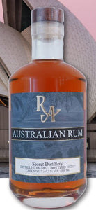 RA Rum Australian 2007 2022 Winter 0,5l 67,5% vol. singl cask Rum Artesanal Australien  Limitiert auf 370 Flaschen.   Nase: feine Noten von etwas Zitrus, reifen Pfirsich, Aprikose, Leder und Tabak. Nach einer Zeit im Glas kommen Noten von Vanille und Eiche dazu. Die Präsenz in der Nase ist atemberaubend,   Gaumen: mit denselben Noten, die schon in der Nase vorhanden waren.  Abgang: sehr langanhaltend mit einer feinen Süße, Holz, Leder und viel Kräutern. Down Under – wir lieben Dich!