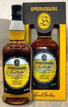 Laden Sie das Bild in den Galerie-Viewer, Springbank Local Barley 2024 13y 0,7l 54,1% vol. Schottland Campbeltown Barley Cask 40 % Sherry, 60 % Bourbon  Nose On the nose, this whisky fruitiness, riped bananas, boiled sweets and cinnamon. Palate Initinally, the thick, chewy and oily texture of this whisky is evident. From there, we get a peppery and malty note, then strawberries, brandy schnapps parma violets.  Finish finish subtle peat smoke hiding background, wine gum sweetness, toasted oats, dunnage earthiness slight drying taste.
