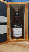 Cargue la imagen en el visor de la galería,Midleton Very Rare Irish Whiskey  Vintage 2022 0,7l 40% vol. Irish Whiskey

es werden hierfür jedes Jahr die besten Single Pot Still und Grain Whiskeys der Midleton Distillerie verwendet, alle werden gelagert in leicht angekohlten amerikanischen Bourbon-Fässern



