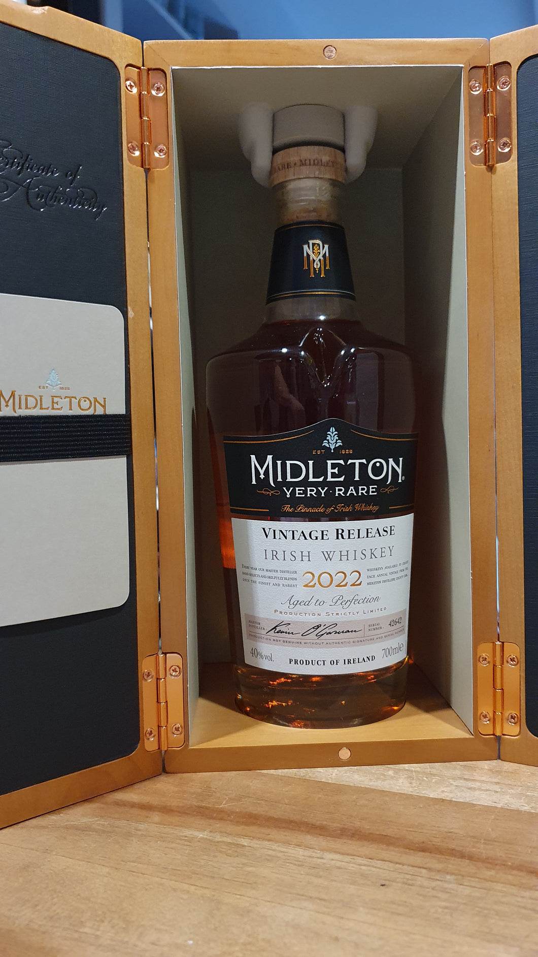 Midleton Very Rare Irish Whiskey  Vintage 2022 0,7l 40% vol. Irish Whiskey

es werden hierfür jedes Jahr die besten Single Pot Still und Grain Whiskeys der Midleton Distillerie verwendet, alle werden gelagert in leicht angekohlten amerikanischen Bourbon-Fässern


