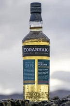 Laden Sie das Bild in den Galerie-Viewer, X Torabhaig Allt Gleann 2 2017 the lagacy series 0,7l 46% vol. mit GP Whisky sky single malt
